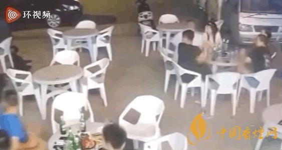 警方通報(bào)小車(chē)沖過(guò)夜市撞飛數(shù)人 這一幕太驚險(xiǎn)了！
