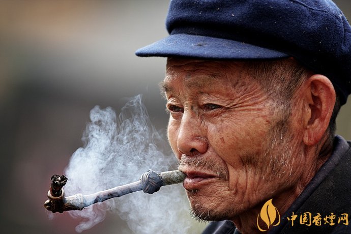 旱煙和煙卷哪個危害大，旱煙袋很有講究