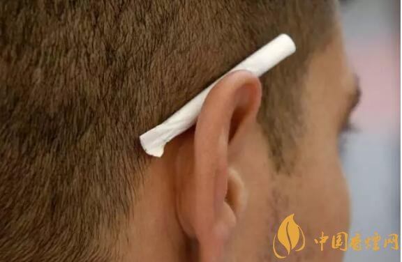 香煙夾耳朵上是怎么來(lái)的，耳夾煙是男人的專利